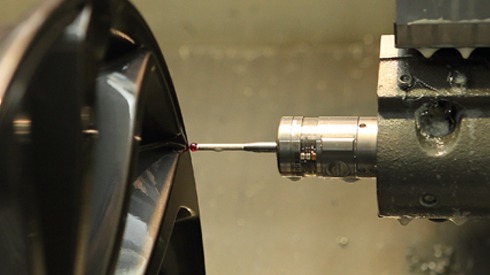 MEETTASTERS OP BEWERKINGSMACHINES VOOR PRECIEZE METINGEN BIJ DE PRODUCTIE VAN GESMEDE WIELEN EN AUTOCHASSIS