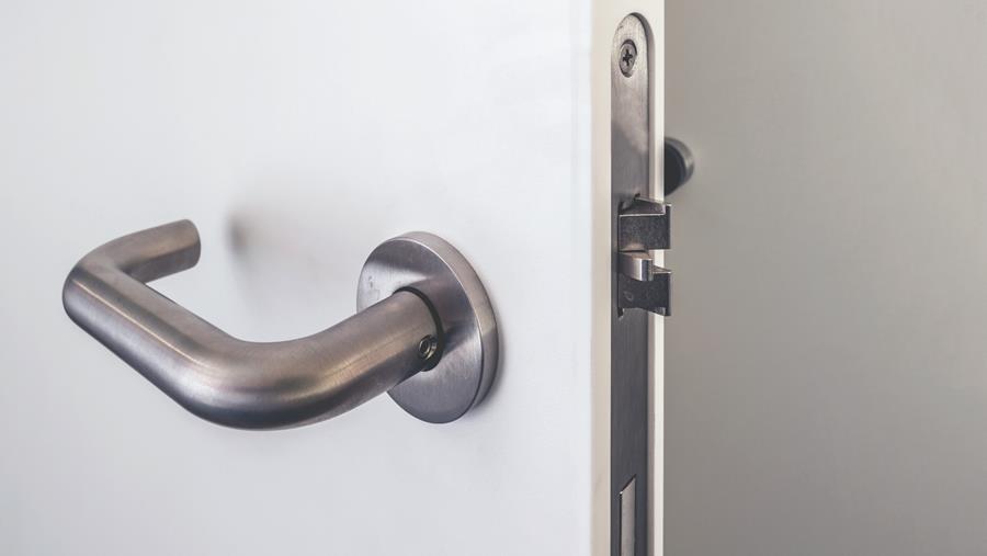 Hoe een brandwerende deur correct plaatsen?