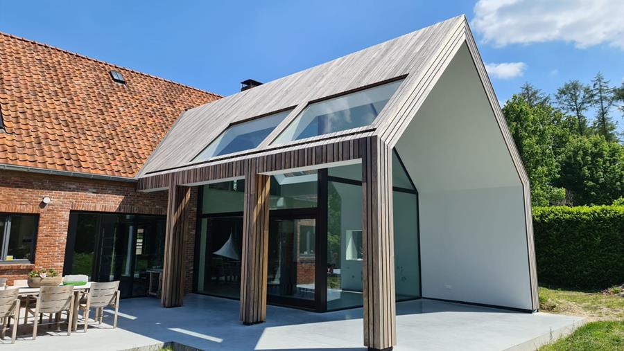 Vic Diels & Zonen kiest houten dakbedekking voor karakteristiek bijgebouw