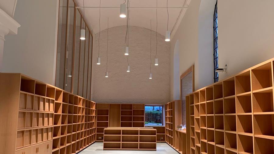 WIVAgroup pleistert, plamuurt en schildert kerk in Aalbeke