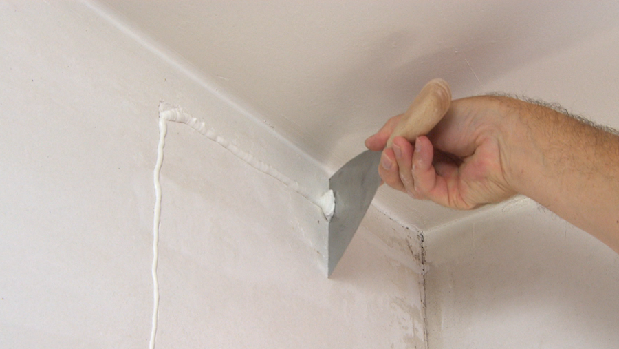 Hoe scheuren in binnenmuren en plafonds aanpakken