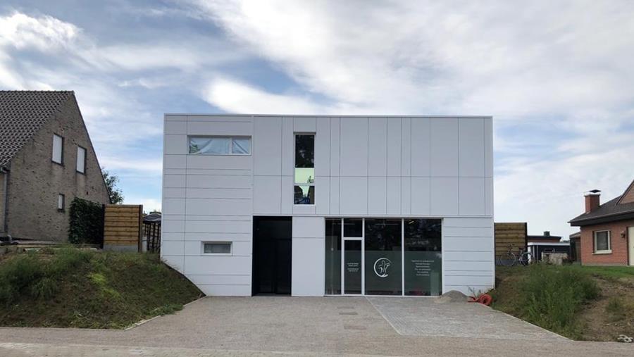 Première façade Himacs collée en Belgique