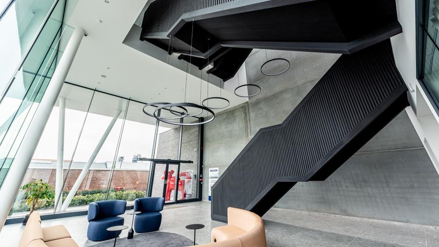 Een trappenhal die de perfecte harmonie vormt