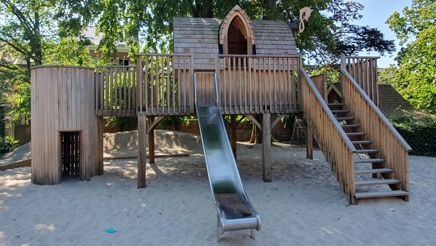 Houten feeërieke speelburcht