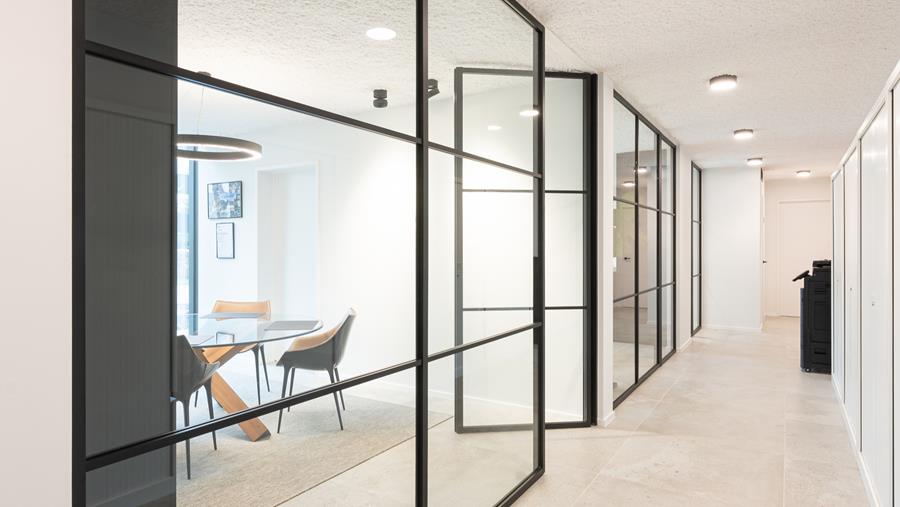 Glazen wanden voor open en lichtrijk kantoorgebouw