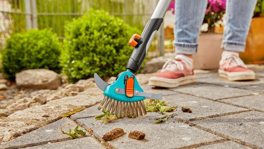 Un jardin propre grâce aux bons outils de désherbage