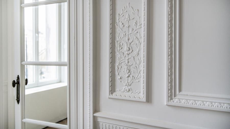 Maison de maître rafraîchi par brosse et pistolet à peinture