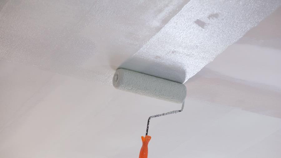 Peindre les plafonds sans traces: techniques et conseils