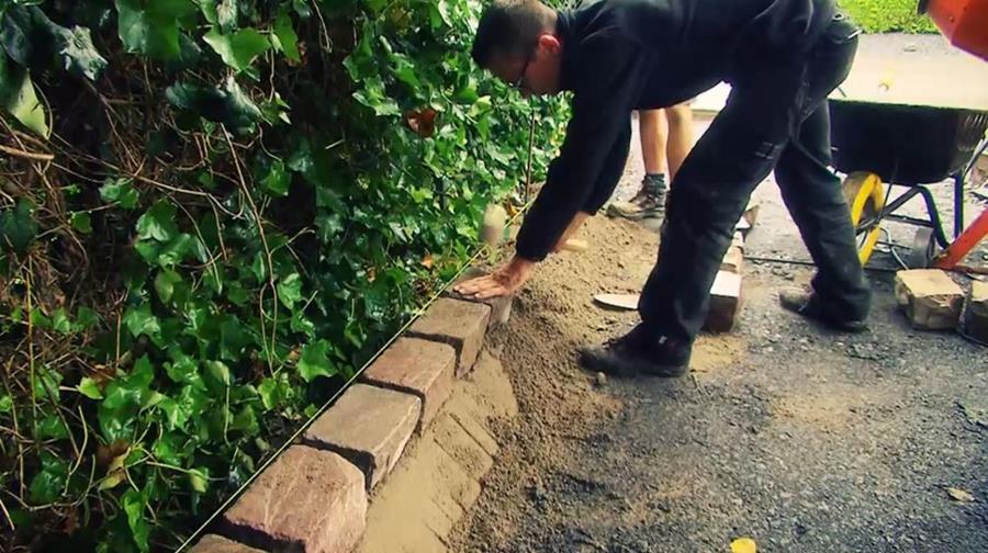 INSTALLER LES BORDURES D'UNE ALLEE OU TERRASSE