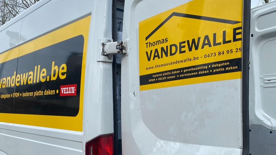 Dakdekker Vandewalle ondervindt weinig hinder van slecht weer