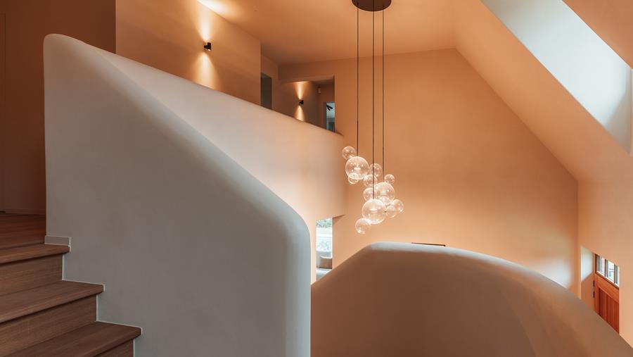 Zelf ontwikkelde decoratieve schildertechniek geeft villa uniek karakter