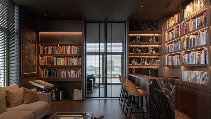 Lumière et obscurité dans un penthouse avec bar d'été et d'hiver