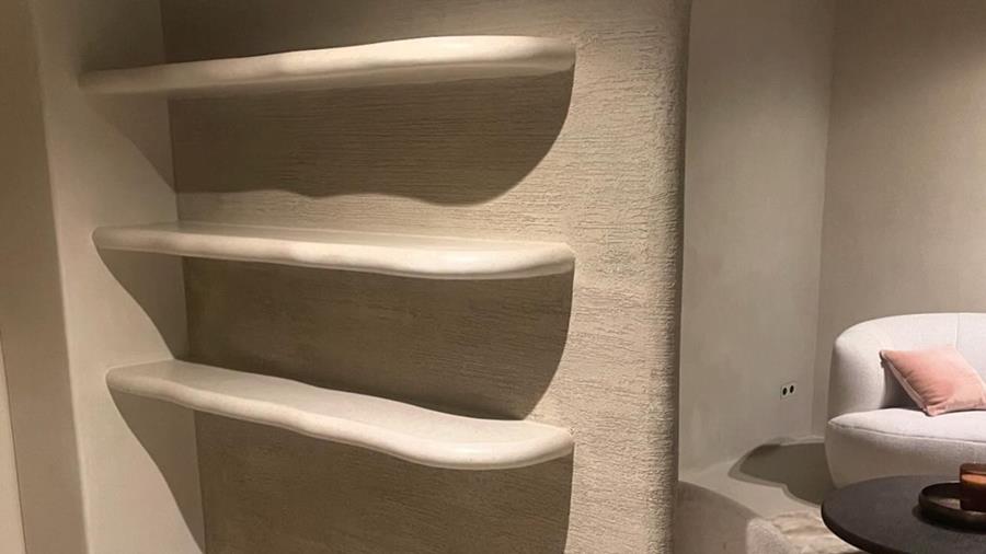 Showroom met decoratieve technieken in organische vormen