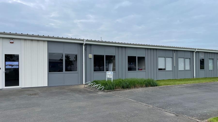 60 jaar oude kantoorgebouw in staalplaat krijgt make-over