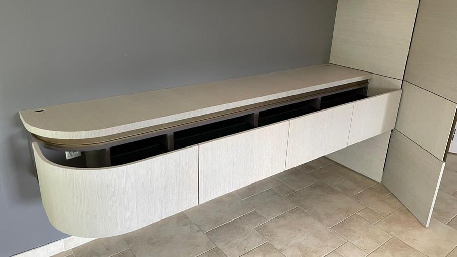 Op maat gemaakte plafondhoge kastenwand biedt maximale opslag