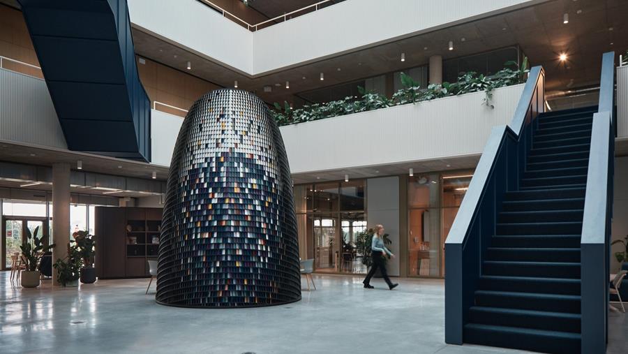 Indrukwekkend atrium met zwevende trappen omringd door op maat gemaakte balustrades