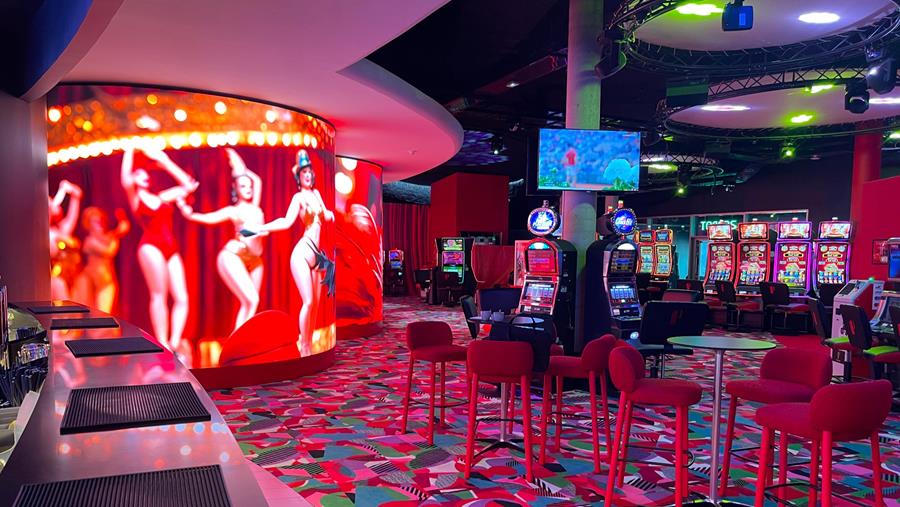 Rood en kleurrijk tapijt stelen de show in nieuw casino Middelkerke