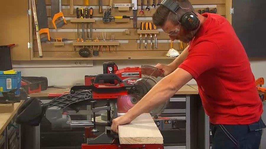 hoe gebruik je een afkortzaag?