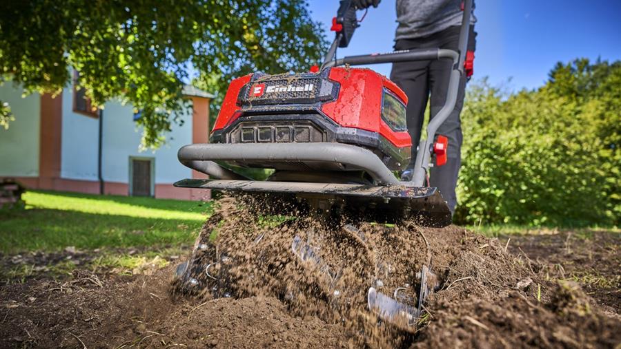 Wie een nieuw gazon aanlegt, kan niet om de tuinfrees heen