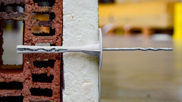Les ancrages dans les murs creux essentiels pour la durabilité des façades