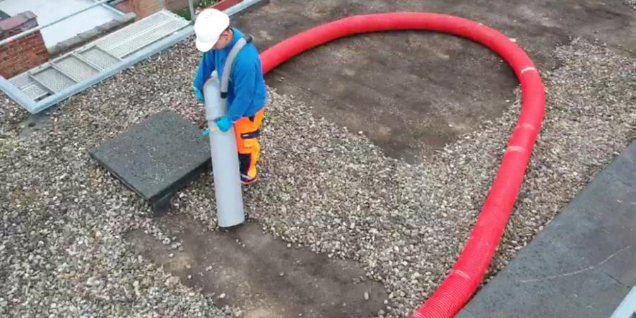 Elimination du gravier des toits avec technique d'aspiration innovante