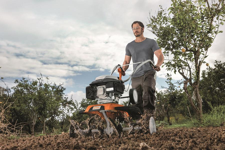 Un motoculteur sera votre meilleur allié pour la pose d'une nouvelle pelouse