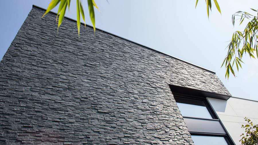 De charme van natuursteen als duurzame gevelbekleding