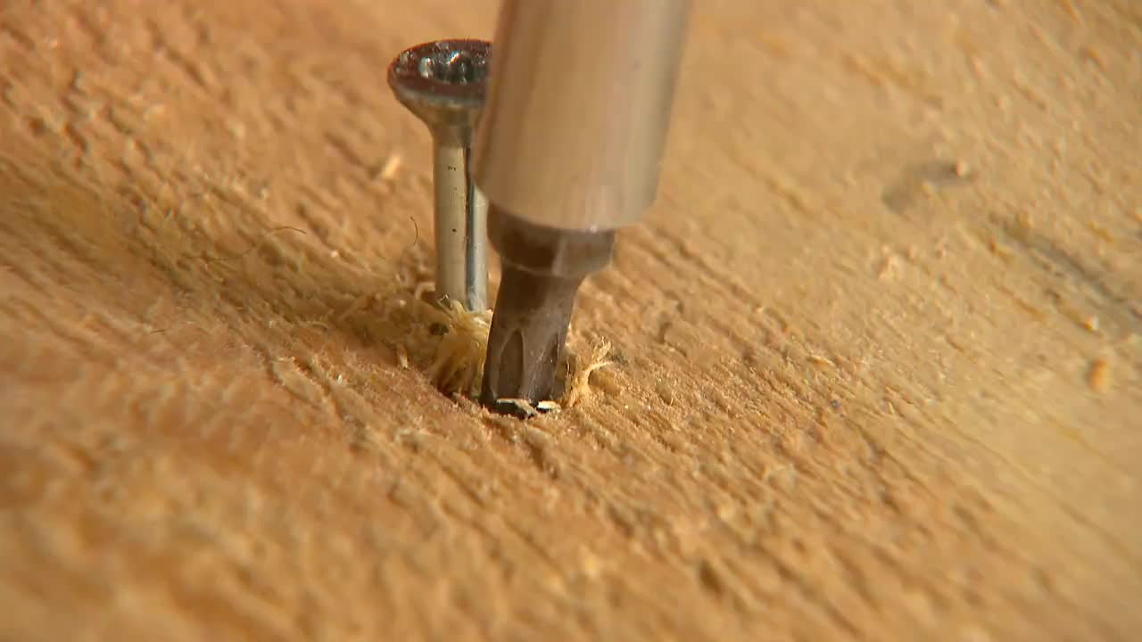 DOLGEDRAAIDE SCHROEF LOSSEN