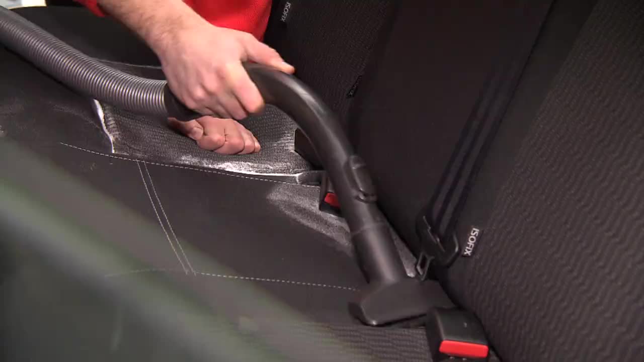 Zo maak je komaf met geurtjes in je auto