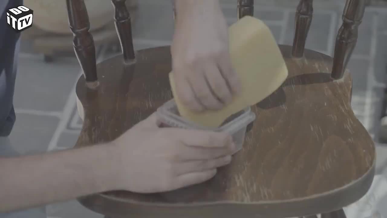 Enlever des rayures avec du marc de café