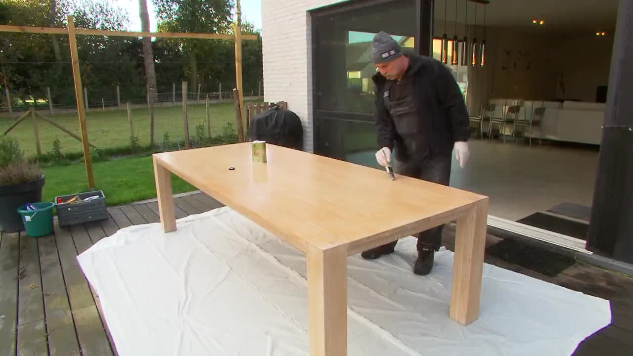 Zo bijt je vlot een oude vernislaag af