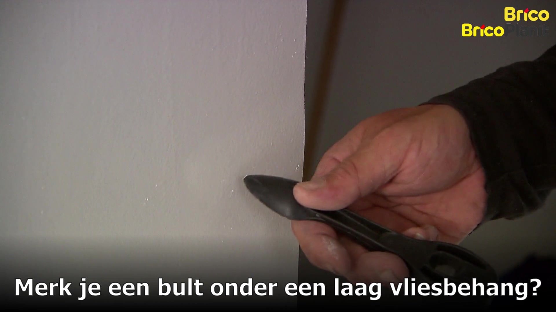 Zo haal je bulten uit je vliesbehang