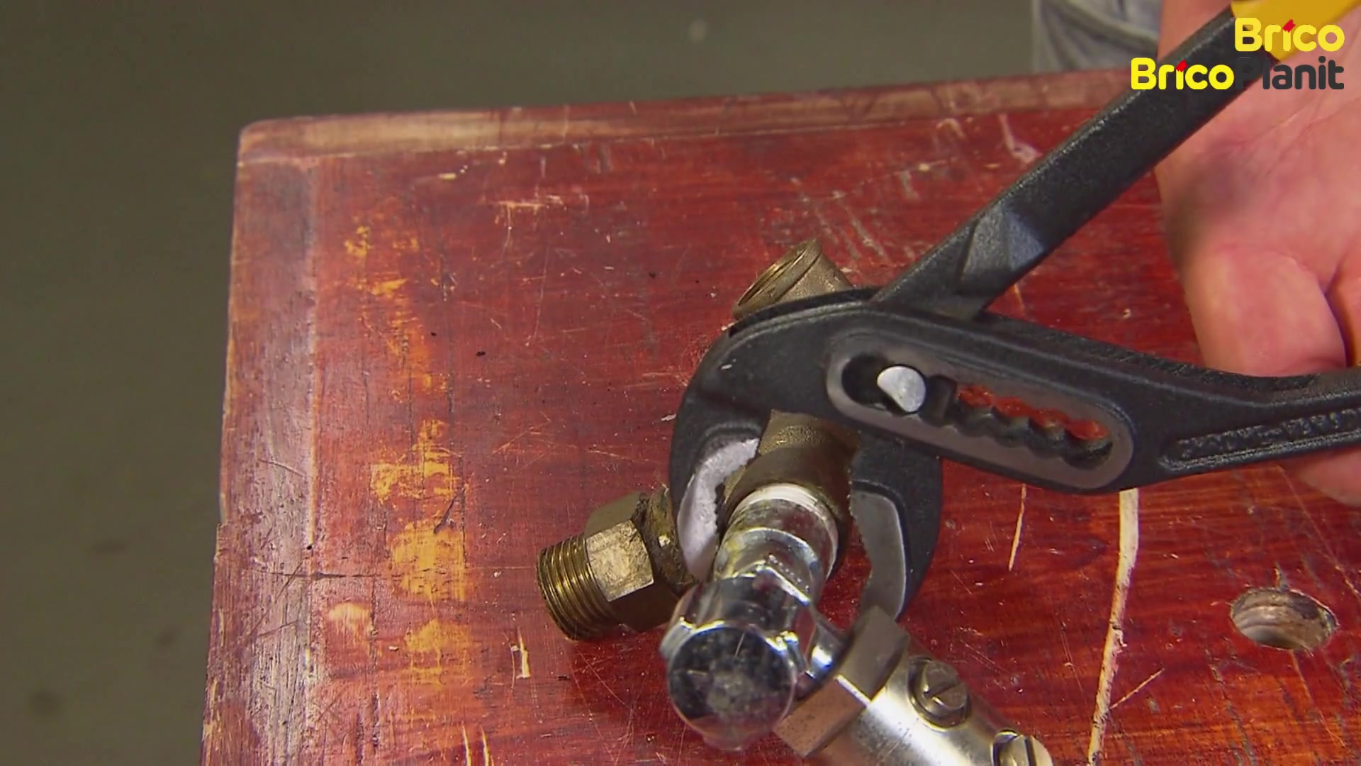 Hoe gebruik je een waterpomptang zonder schade?