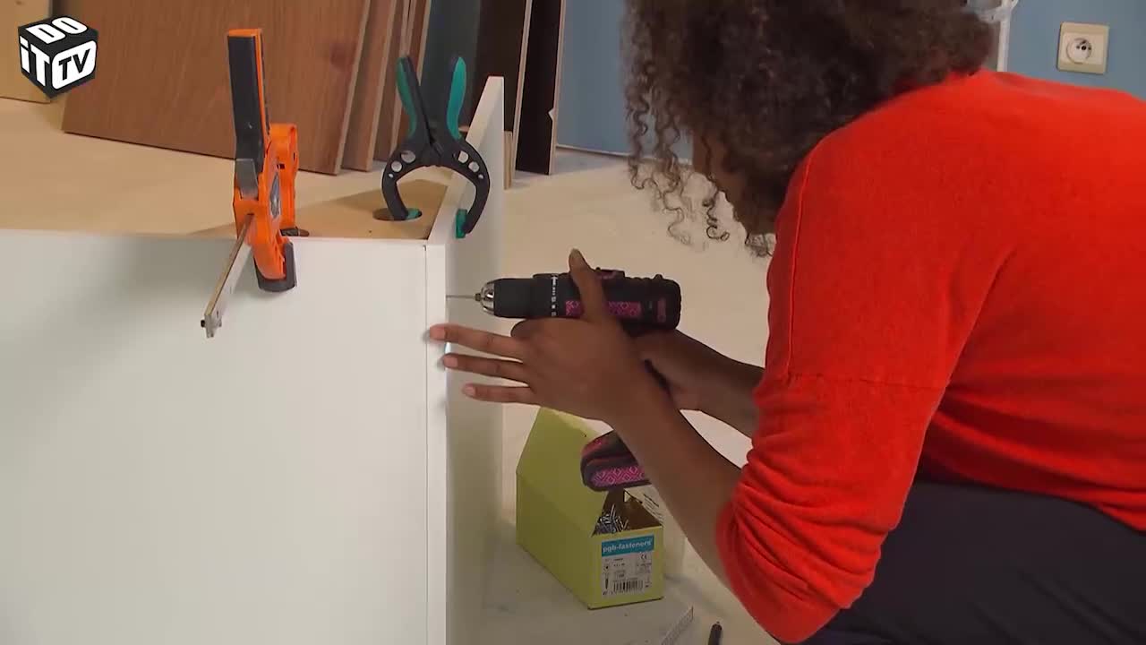 MEUBLES DE VIS ET DE PANNEAUX