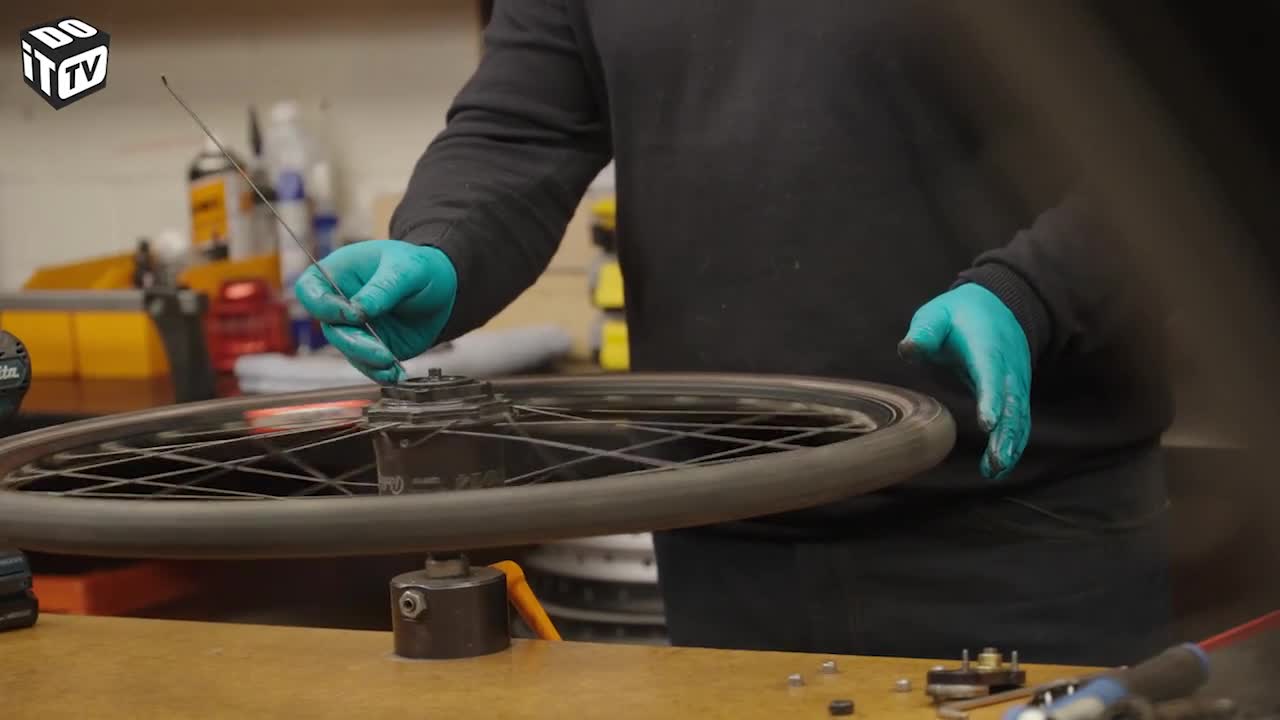 Comment une roue de bicyclette est-elle tressée? (partie 1)