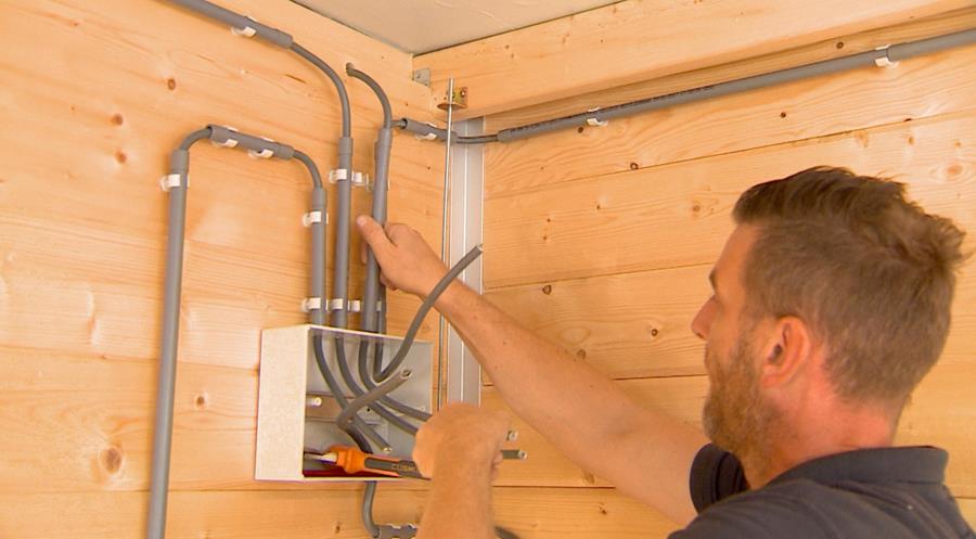 Hoe plaats je elektriciteit in een tuinhuis?