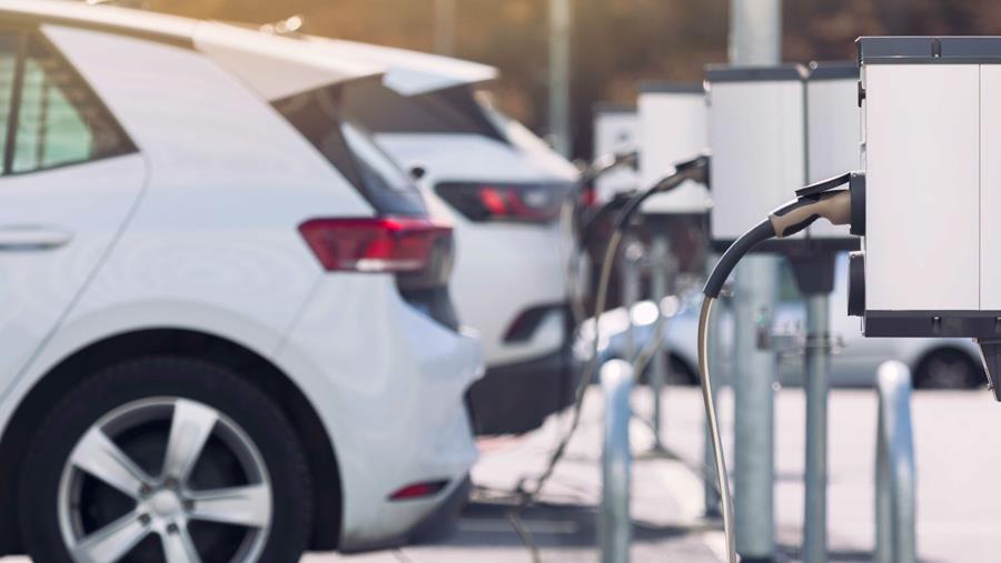 Une personne sur deux souhaite passer à la conduite hybride ou électrique