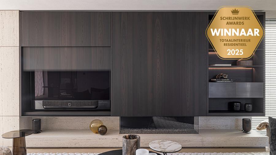 Ingetogen luxe in gerookte eik en verbronsd messing