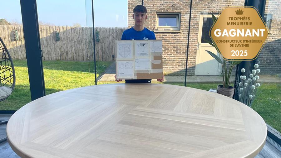 Une table ronde en chêne comme pièce maîtresse chaleureuse d'un jardin d'hiver