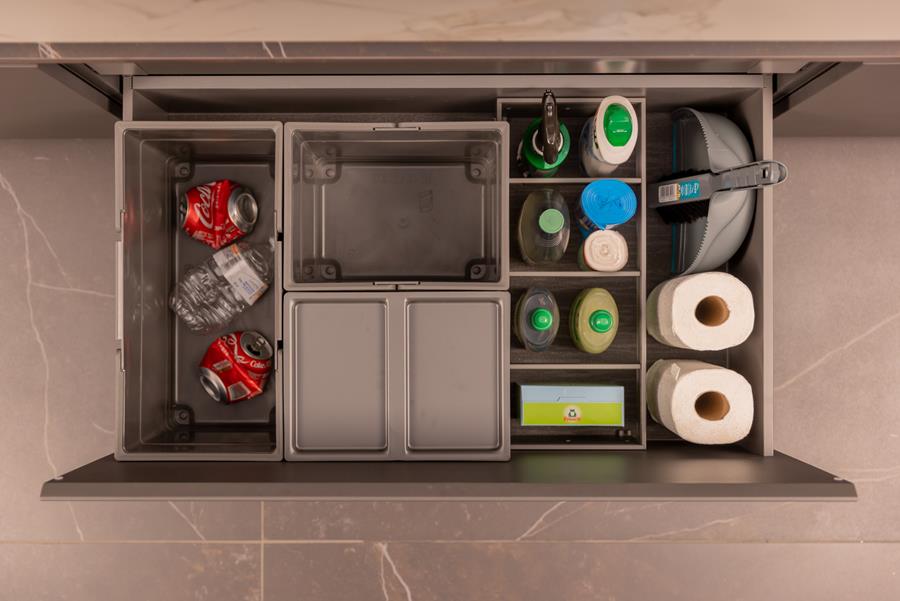 Van Hoecke lance, avec Orgalux, de nouveaux kits de base pour l'organisation des tiroirs et la gestion des déchets.