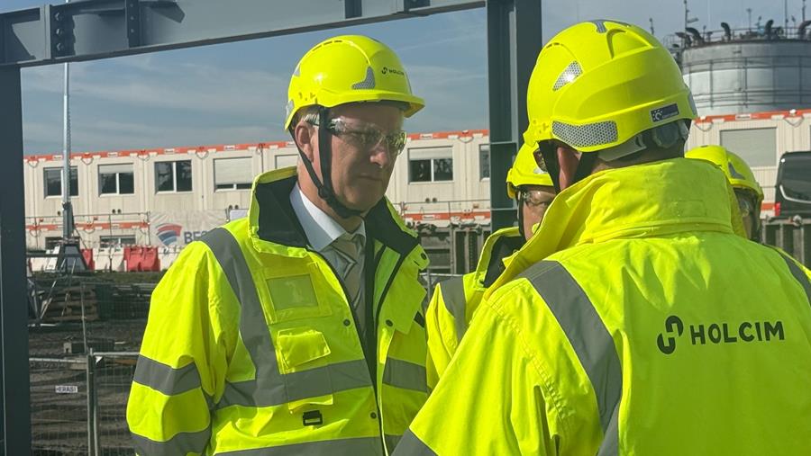 Koning bezoekt Holcim België