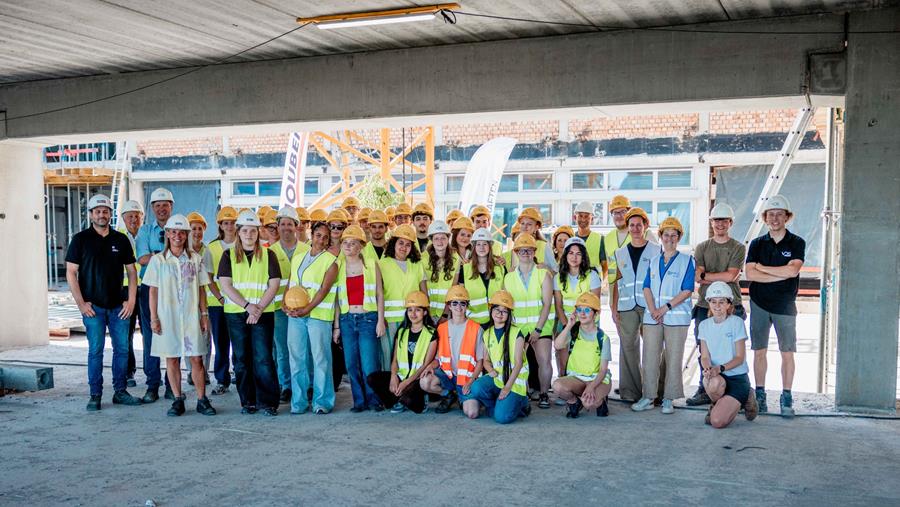 Les étudiants célèbrent le mât de mai sur le site du tout nouveau centre d'affaires PXL